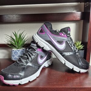 Nike Women's Black and Pink Athletic Shoes